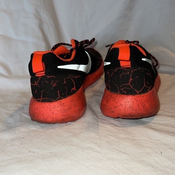 Nike Youth Black and Orange Roshe One 'Lava' Tennis Shoes Size 4 - Picture 4 of 7